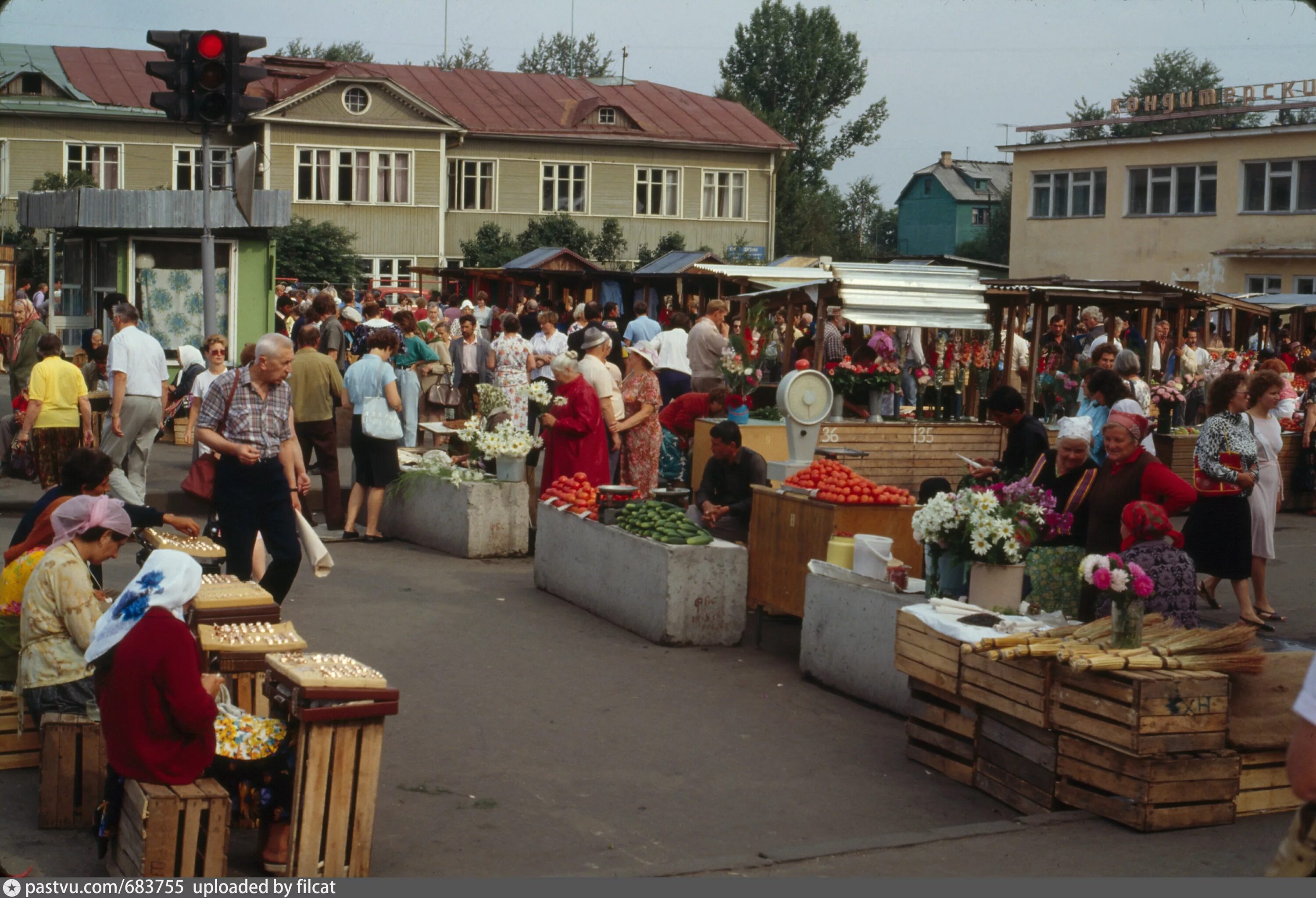 Центральный рынок Петрозаводск. Центральный рынок Петрозаводск 1990. Продуктовый рынок 90е Белгород. Петрозаводск в 90 е годы. Центральный лет жизни