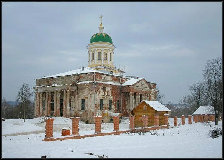 Троицкий храм Яхрома. Храм в Яхроме Дмитровского. Храм Троицы Живоначальной Яхрома панорама. Деденево яхрома