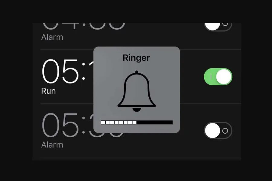 Будильник iphone. Аларм iphone. Будильник на айфоне звонит. Сигнализация на iphone.