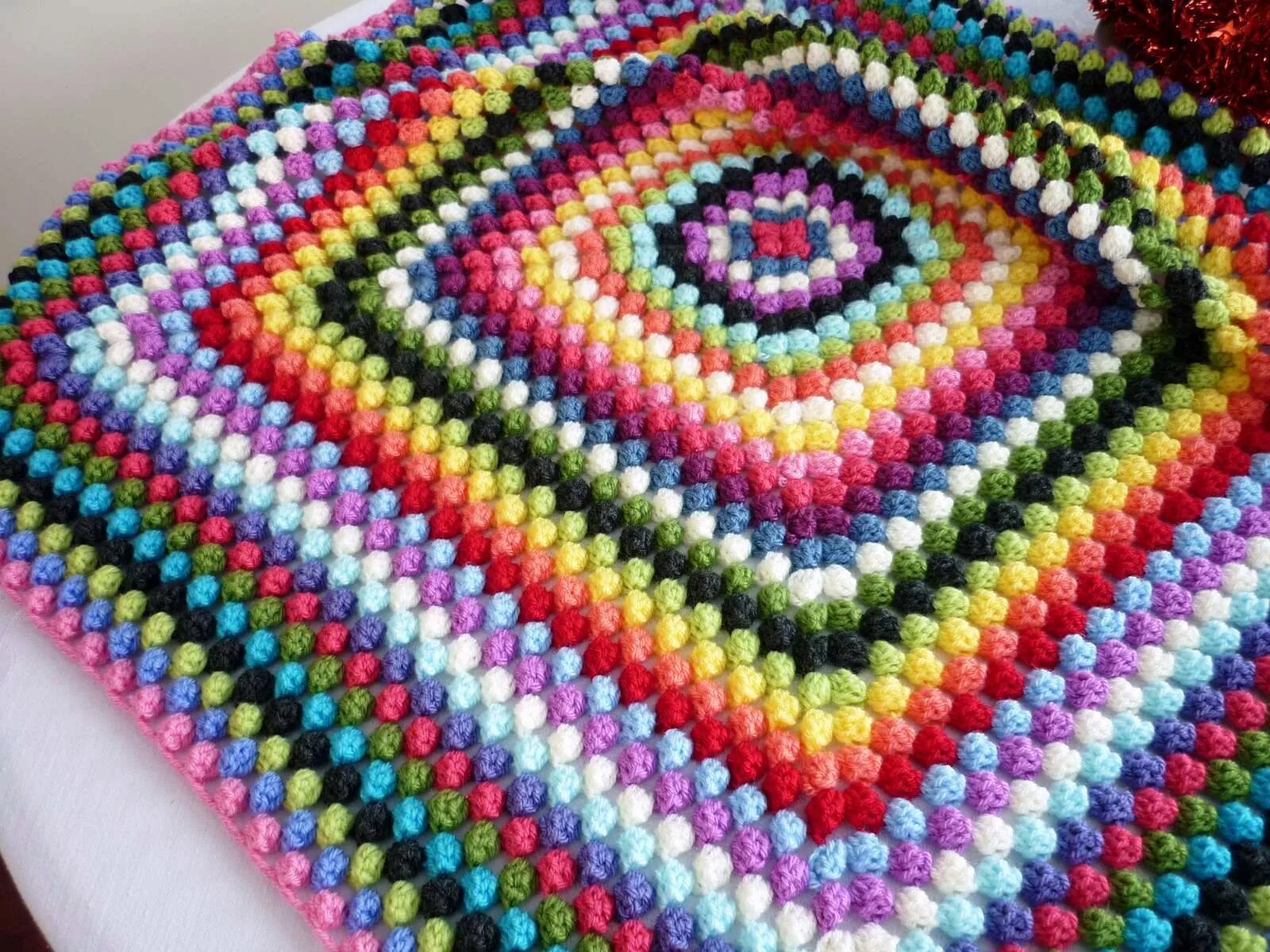 Квадратный коврик связанный крючком. Вязаные коврики на табурет. Квадратный коврик связанный крючком. Лоскутное одеяло бабушкин квадрат. Салфетка бабушкин квадрат.