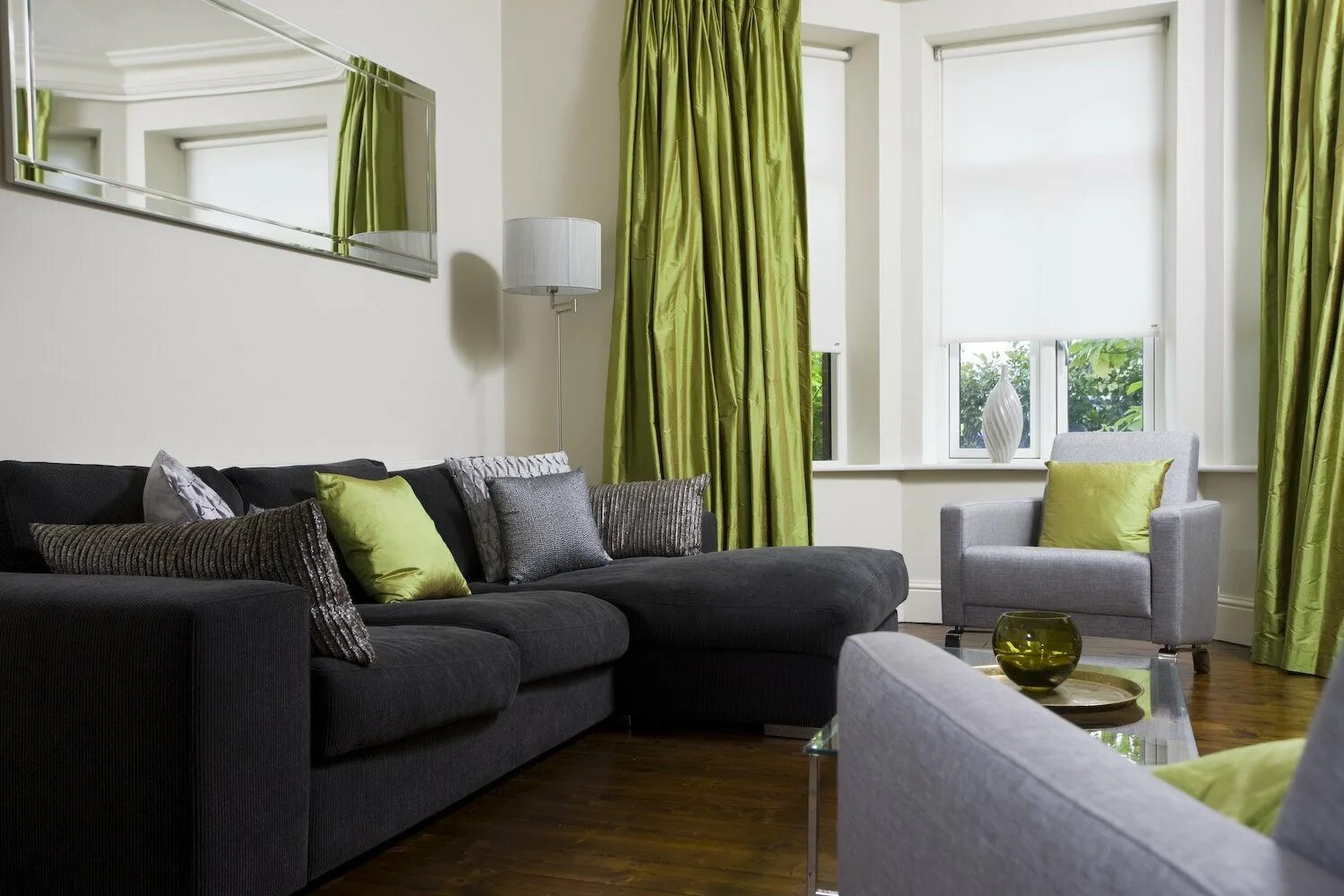 зелёные шторы в интерьере гостиной. зелёные шторы в интерьере спальни. шторы зеленый бархат в интерьере. шторы светло зеленые. болотные шторы.