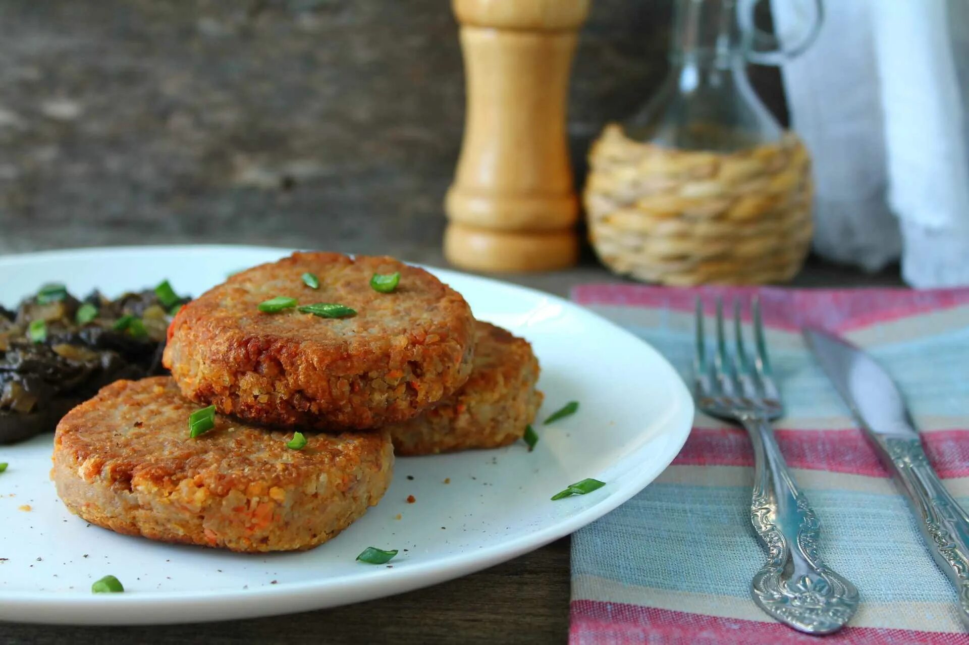 Котлеты из гречки и моркови. Гречневая котлеты биточки. Гречаники постные. Котлеты из грибов. Гречневые котлеты с грибами.