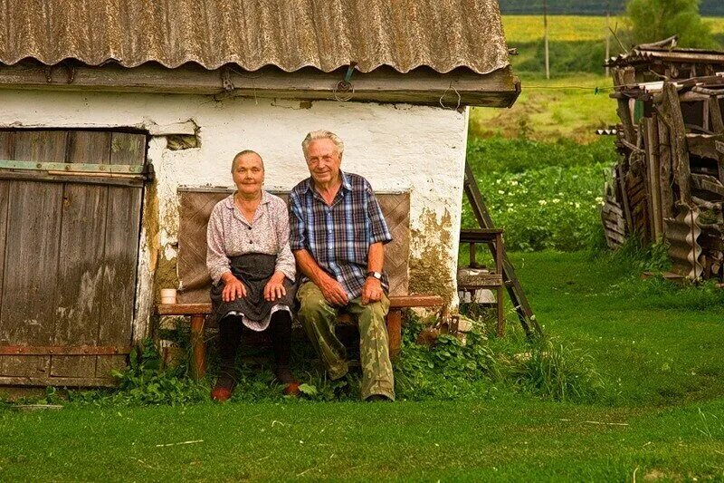 Где жили супруги. На деревню к дедушке. Бабушка и дедушка в деревне. Деревенские люди. Старики в деревне.