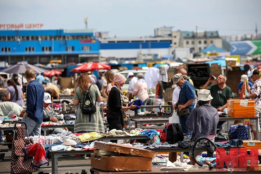 Рынок в минске где. Рынок Ждановичи в Минске. Блошиный рынок в Минске поле чудес. Рынок в Ждановичах Белоруссия. Блошиный рынок в Ждановичах.