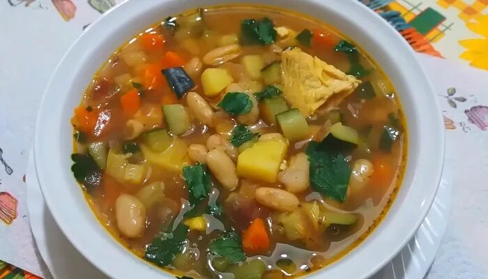Суп фасолевый консервированной с курицей. Сытный фасолевый суп. Суп с фасолью и курицей и картошкой. Суп с фасолью консервированной. Куриный суп с фасолью.