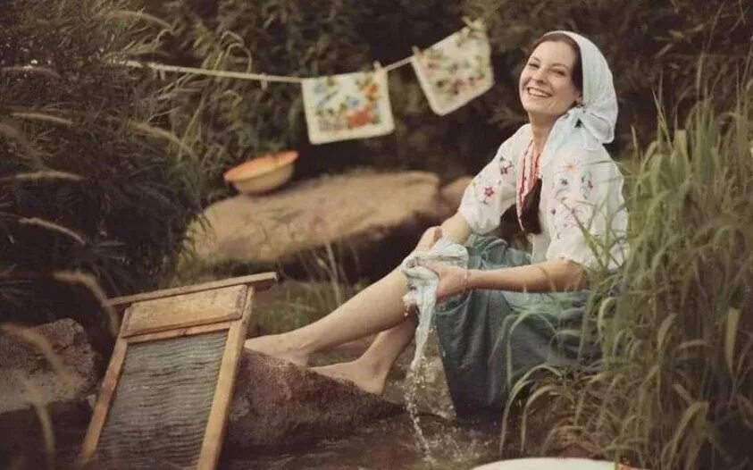 Женщина стирает. Женщина стирка. Женщины стирают. Женщины стирают. Женщина стирает белье.