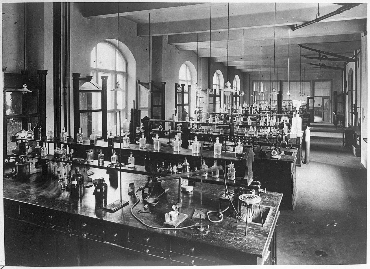 Химическая лаборатория 19 век. Лаборатория 20 века. Химическая лаборатория 20 век. Лаборатория прошлого века.