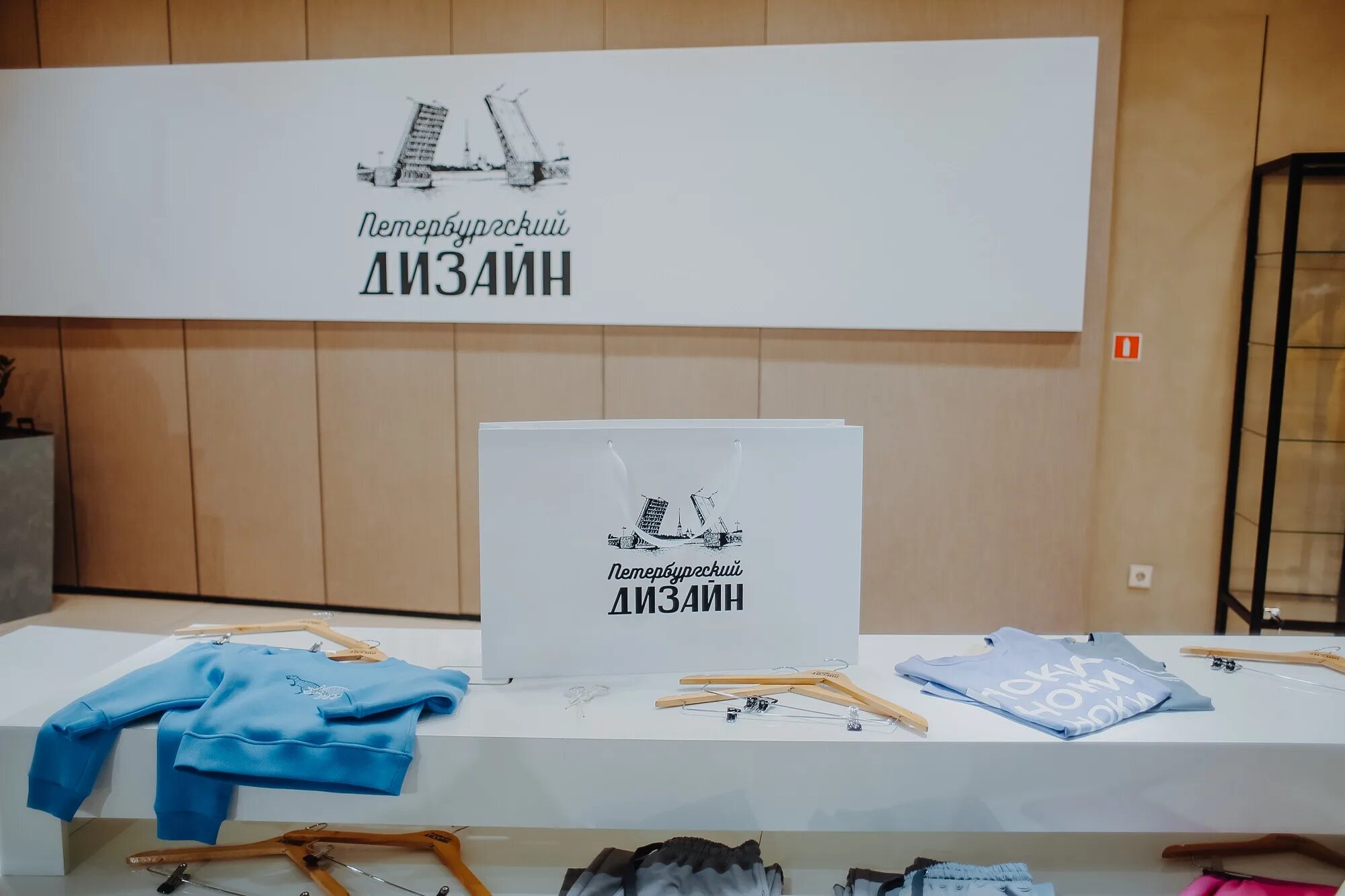 Петербургский дизайн магазин. Магазин петербургский дизайнер. Петербургский дизайн магазин. Питерские бренды. Интерьер торгового помещения светлый.