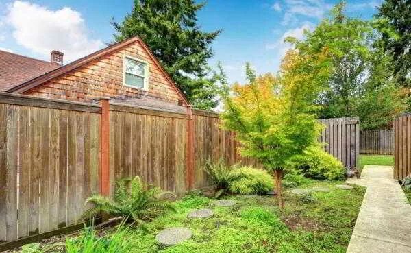 Ограждение от хозблока. Сарай вплотную к забору. Гараж совмещенный с забором. Дровник сарай. Хозблок для дачи.