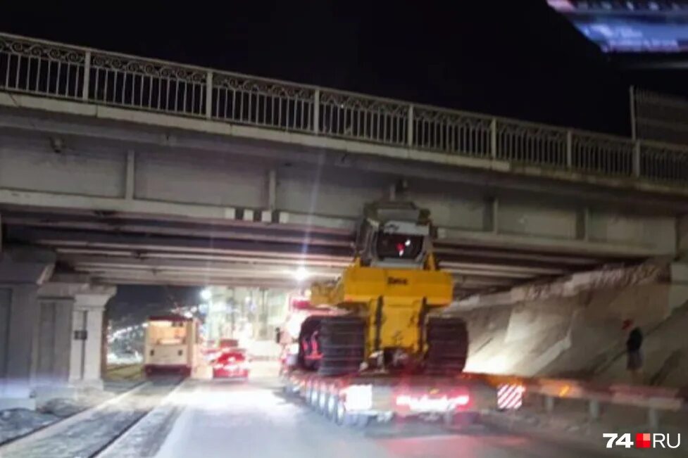 трактор упал с моста. северный мост воронеж с высоты. трактора под мостом. камаз застрял под мостом. под мостом тула.