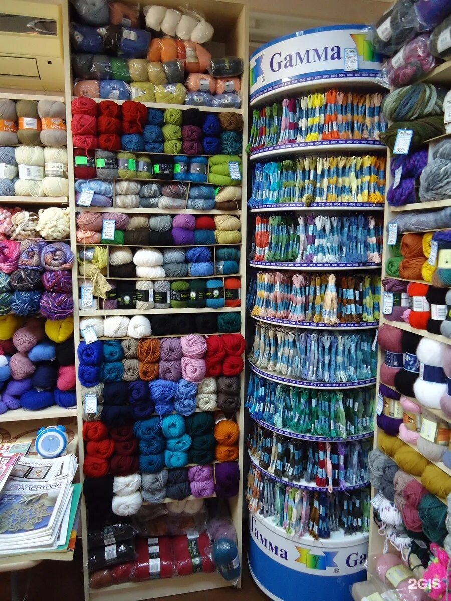склад пряжи. витрина с пряжей для вязания. магазины пряжи в г. город нитка. нитки цветные блестящие.
