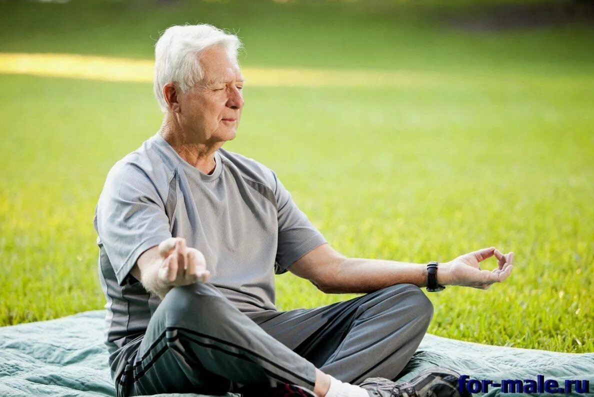 Медитация пожилые люди. Пожилой мужчина. Йога пожилые медитация. Йога для пожилых людей.