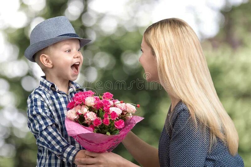 Small son. Small son. Small son. Сын дарит маме цветы. Женщина обнимает китайца.