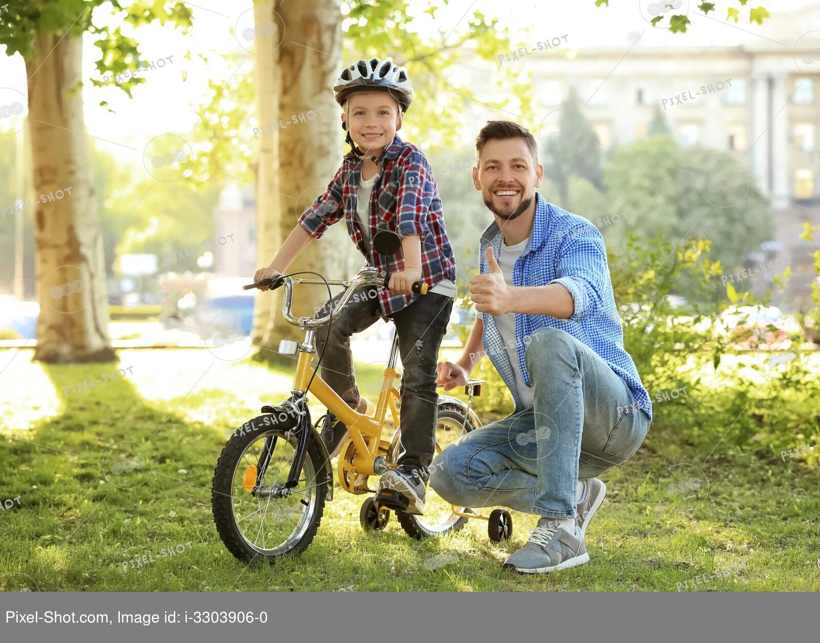 Папа учит сына кататься на велосипеде. Папа с сыном чинят велосипед. Отец учит ребенка кататься на велосипеде. Папа учит сына ездить на велосипеде Мем. Dad teach