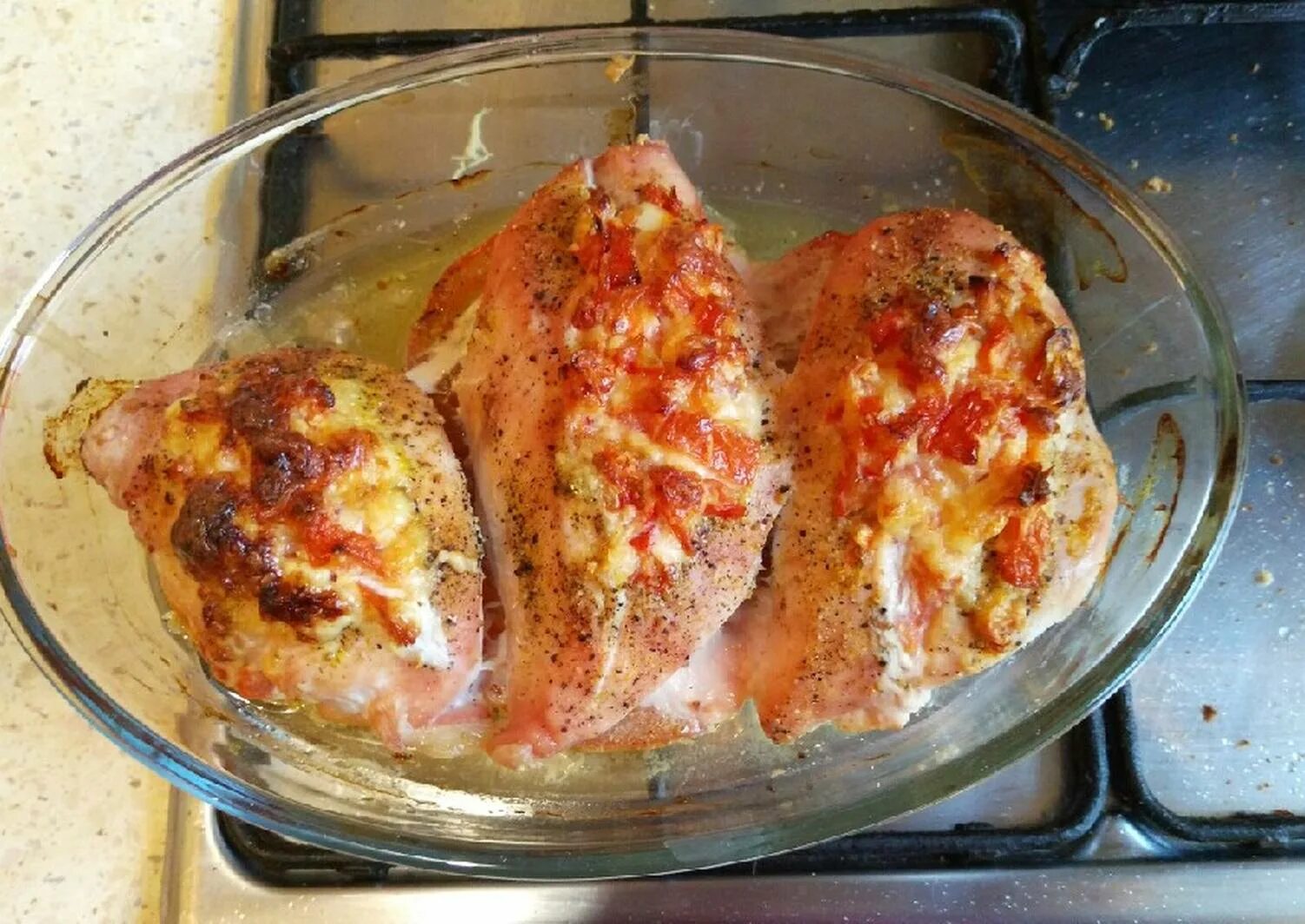 куриные кармашки с начинкой. кармашки куриные фаршированные. куриные кармашки с начинкой в духовке рецепты. куриные кармашки с сыром. куриные кармашки с начинкой в духовке рецепты.