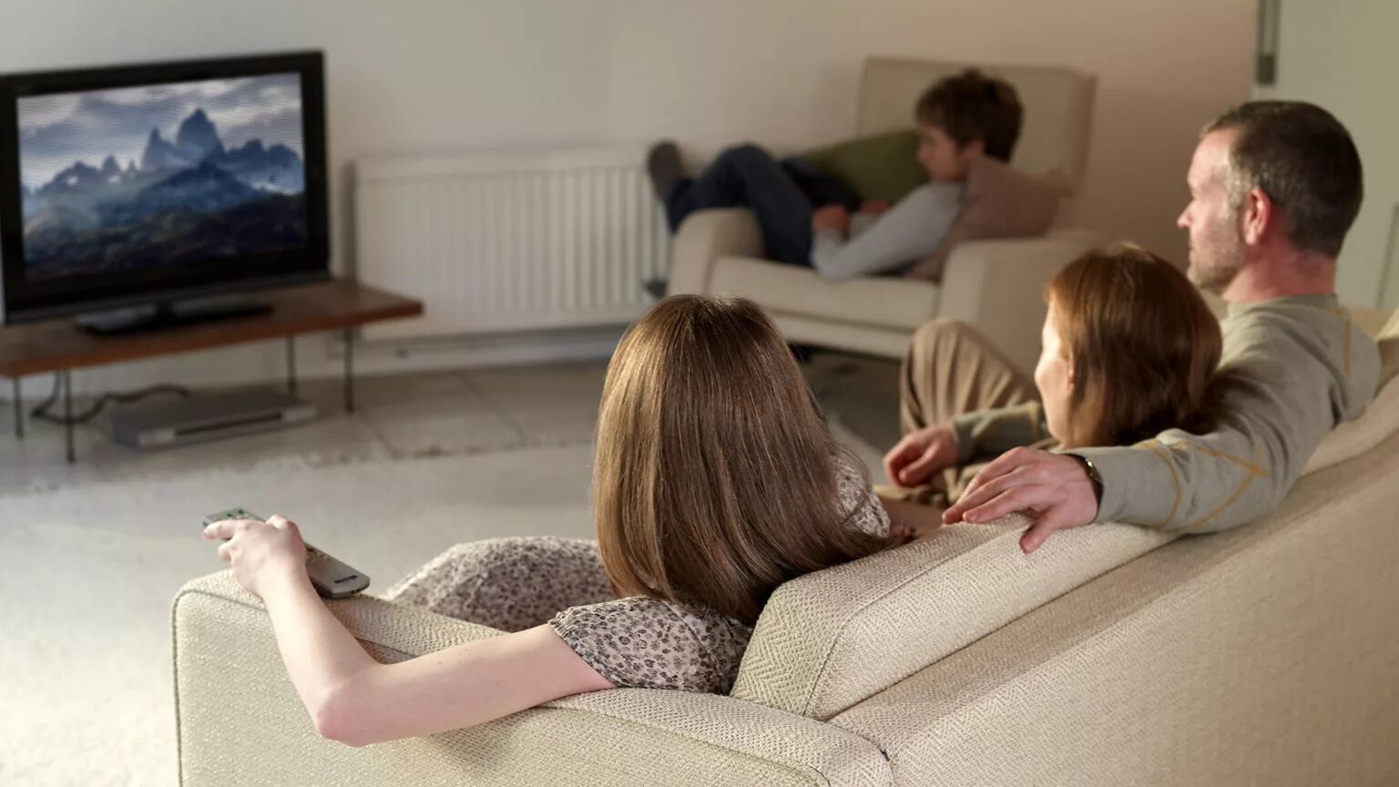 Подростки смотрят телевизор. Семья у телевизора. Человек перед телевизором. Семья перед Телеком.