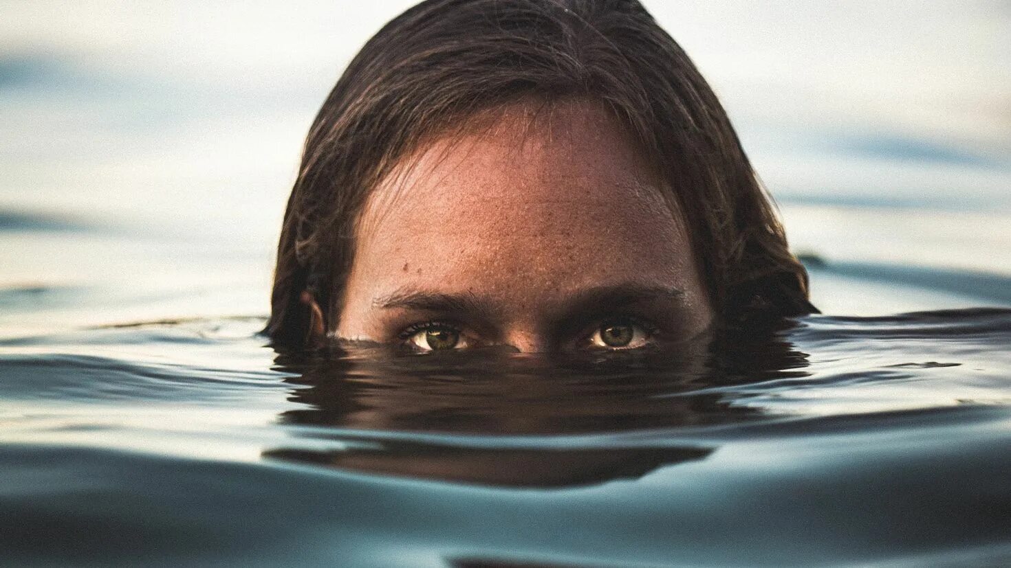 Голова над водой. Женщина вода. Девушка в воде. Голова над водой. Как удержаться на плаву фильм 1996 кадры.
