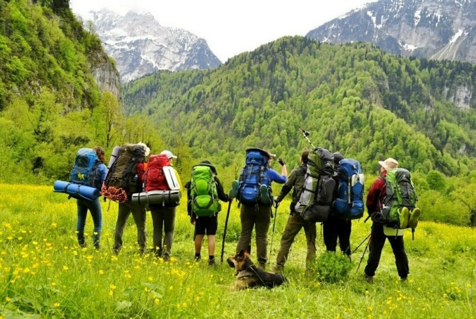 4 туриста группы готовятся к походу. Пешеходный туризм. Поход. Туристический поход. Пеший поход.