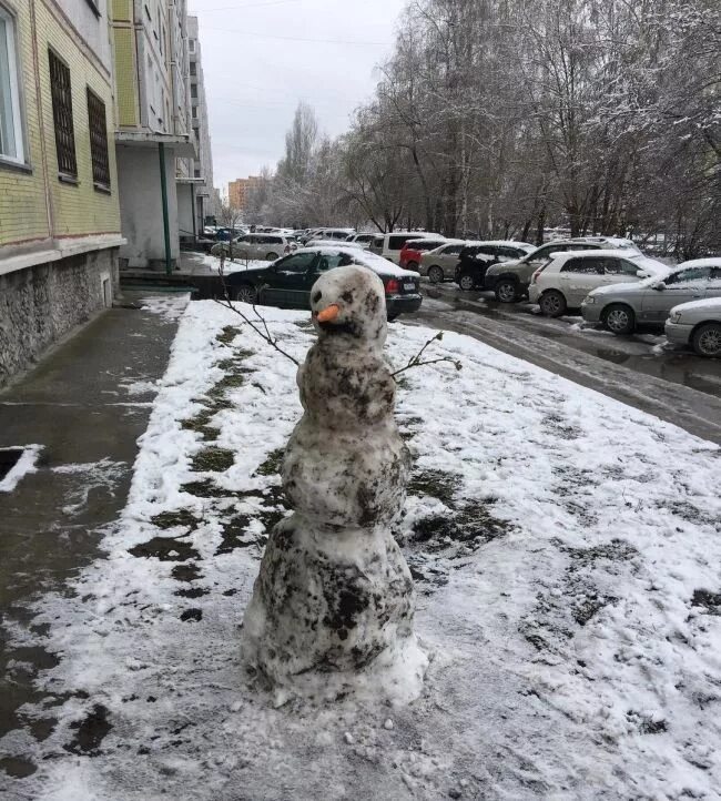 Там снег выпал. Грязный Снеговик. Снеговик из грязного снега. Снеговик в грязи. Грязный Снеговик прикол.