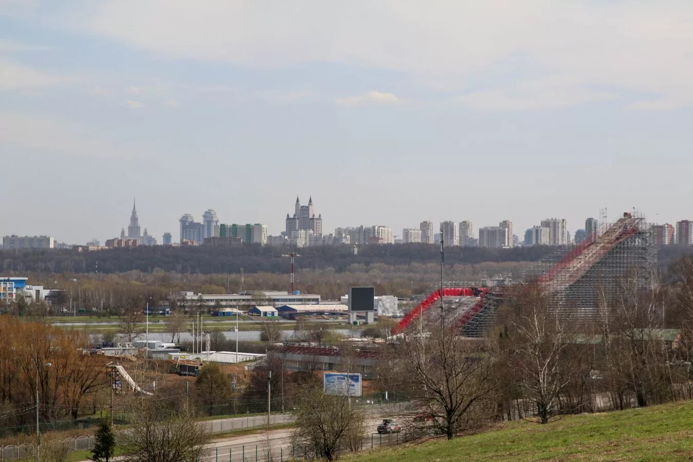 Москва стоит на холмах. Москва парк Крылатские холмы среда. Парк Крылатские холмы ночью. Московском бизнес-парке «Крылатские холмы». Крылатские холмы панорама.