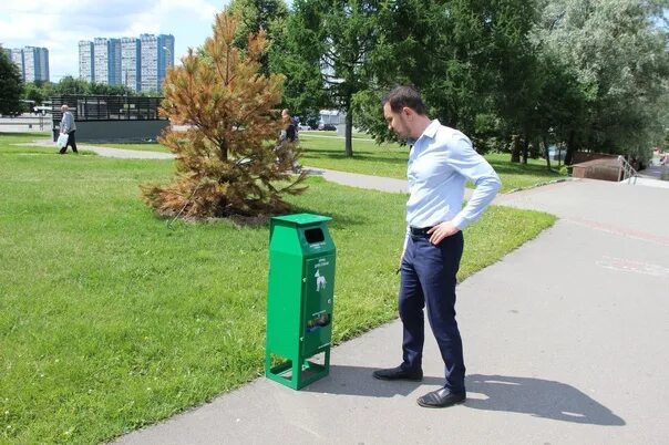 Поставь мусорок. Урна милиционер. Человек возле урны. Человек с урной.