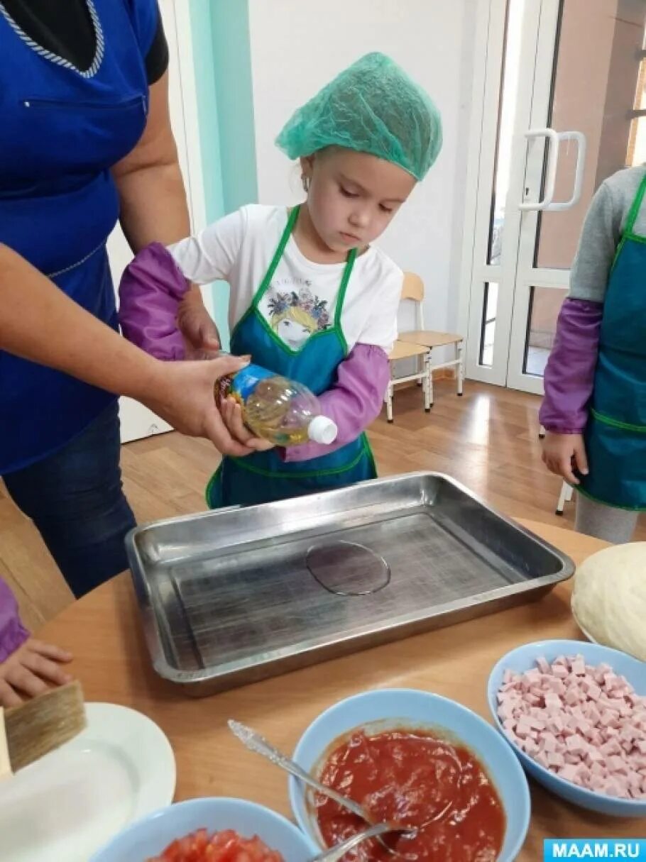 День повара в детском саду средняя группа. Выпечка бишкек. Повар в садике. Повар в саду. Школьная столовая.