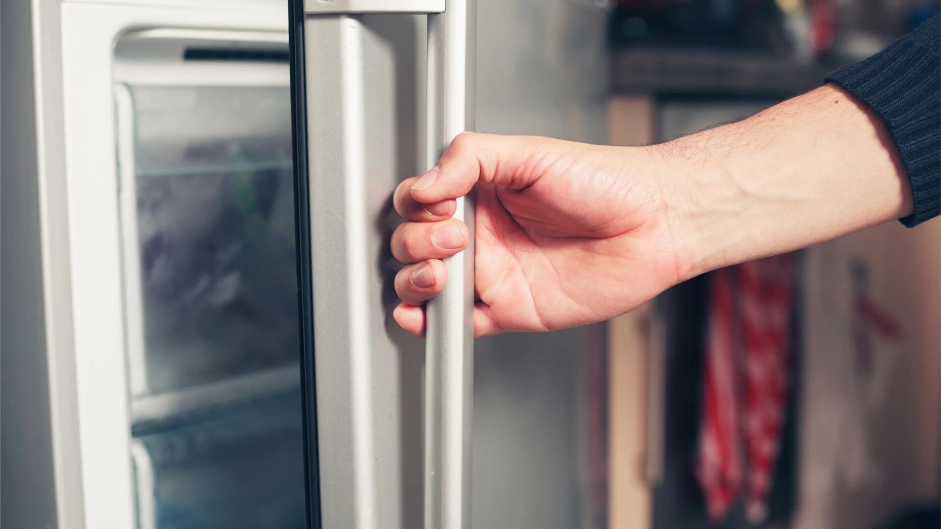 Холодильник с рук. Дверь холодильника. Рука на двери. Рука открывает дверь. Дверь открывается рукой