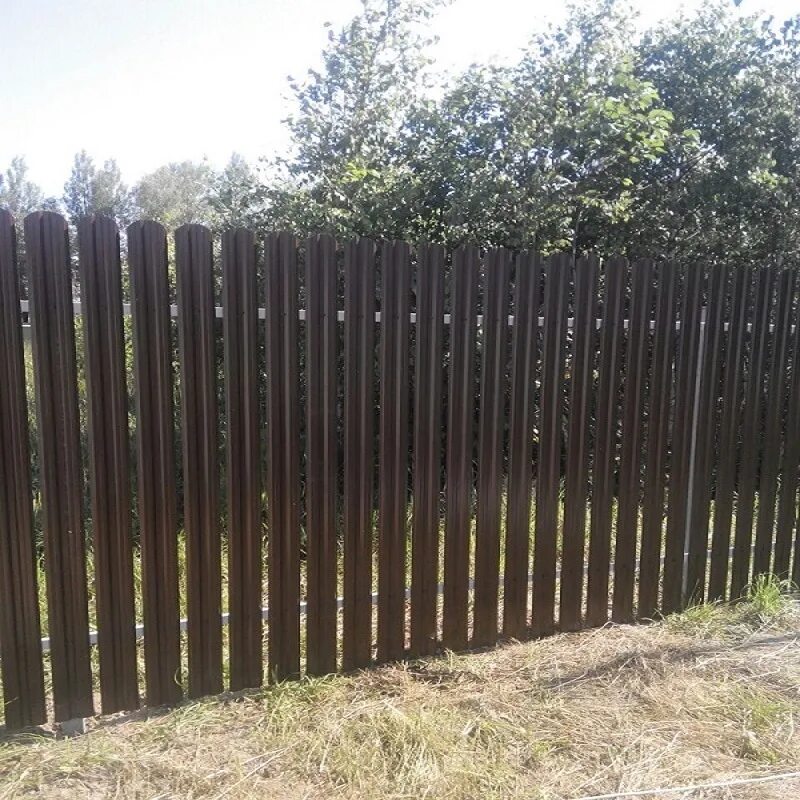 коричневый забор из профнастила. профнастил мп-20 забор. заборы в раменском районе. брусника компания строительная заборы. установка забора в орехово-зуево.