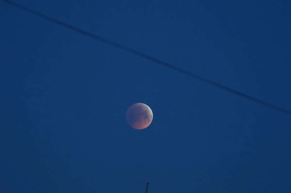 Когда можно увидеть солнечное затмение в россии. Лунное затмение фото Тюмень. Фото лунного затмения сегодня в Астрахани.