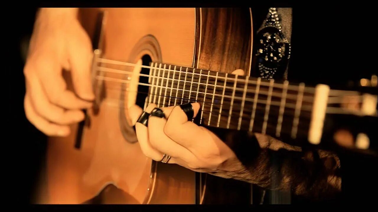 Играть гитаре испанскую. Испанская гитара. Испанская гитара на белом фоне. Испанская гитара картинки. Вахид гитарист.