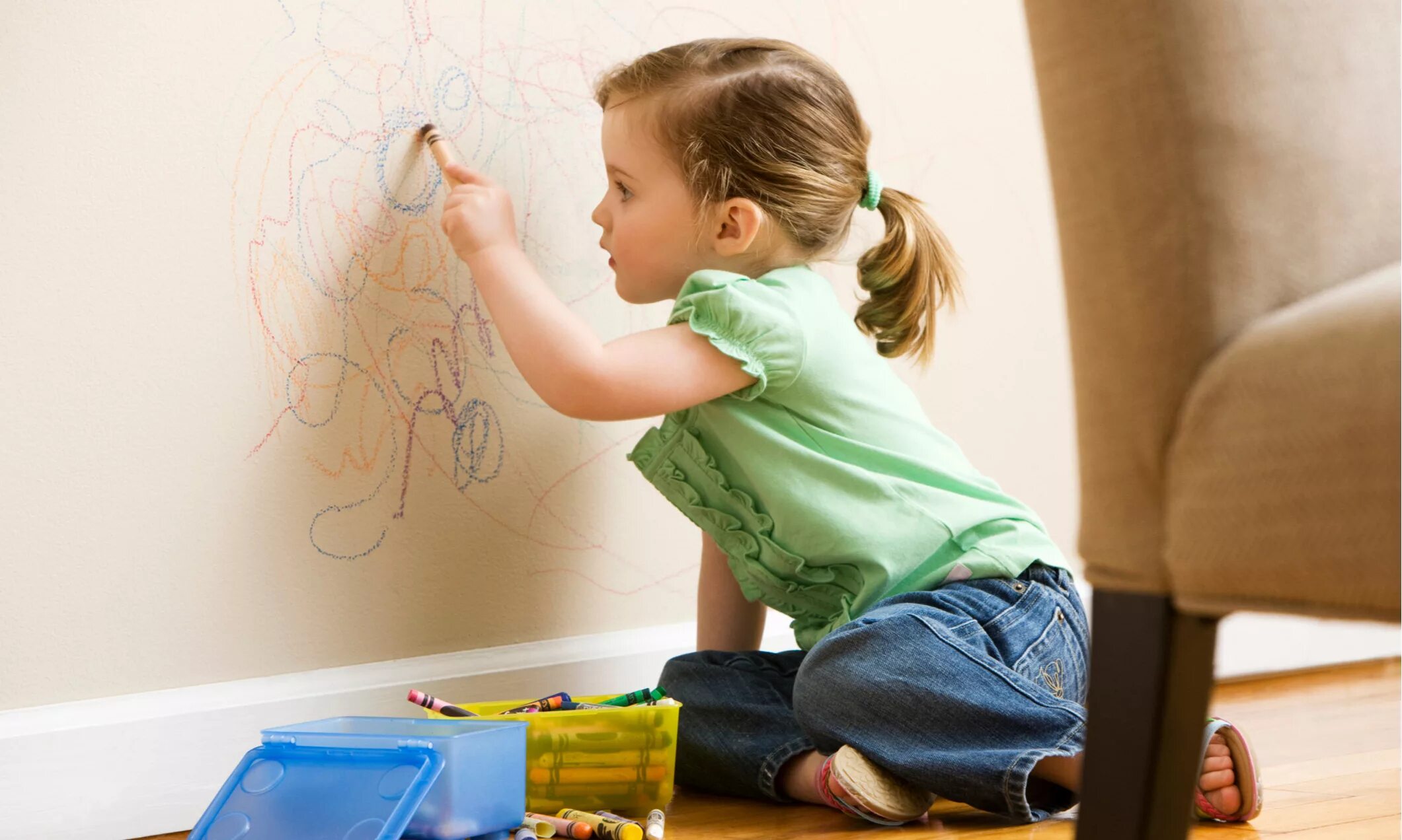 Ребенок изрисовал. Ребенок рисует на стене. Рисуем с детьми. Рисование на стенах для детей. Маленькие дети и рисование на стенах.
