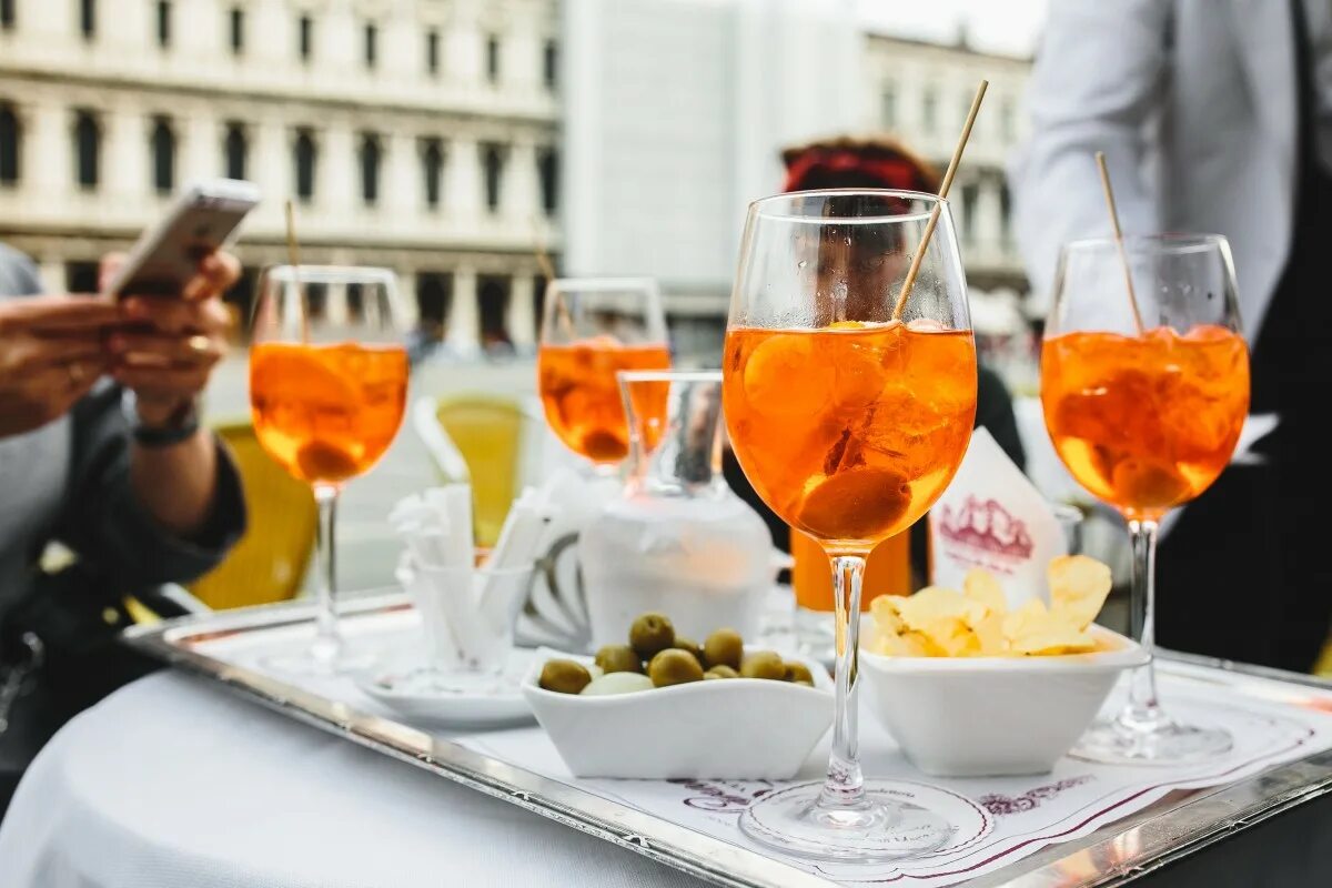 Апероль Спритц. Aperol Spritz коктейль. Aperol Spritz бокал. Aperol Spritz стакан. Бокал шампанского и апельсины