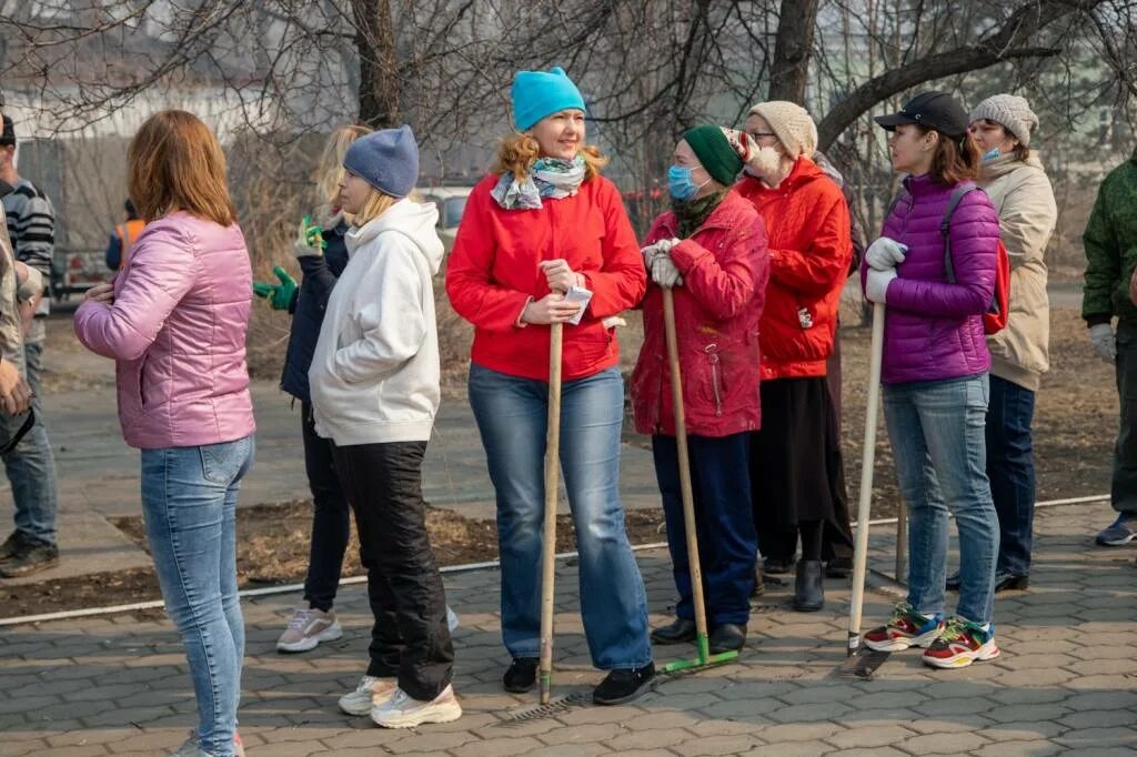 Люди вышли на субботник. Субботник в Благовещенске. Субботник в колледже. Субботник Комсомольск-на-Амуре. Городской парк Благовещенск.