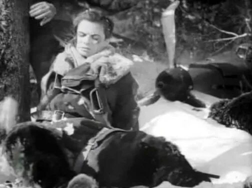 Маресьев полз. Мересьев повесть о настоящем. Маресьев полз. Марсельев алексей петрович. Маресьев повесть о настоящем человеке иллюстрации.