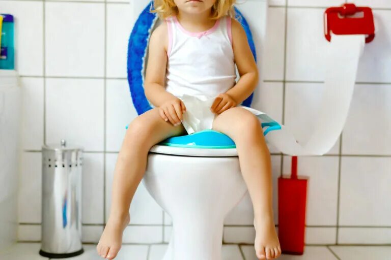 Юная девочка писает видео. Туалет девочки potty training. девочка сыт ребенок. девушка на baby potty. маленькие девочки в туалете full hd.