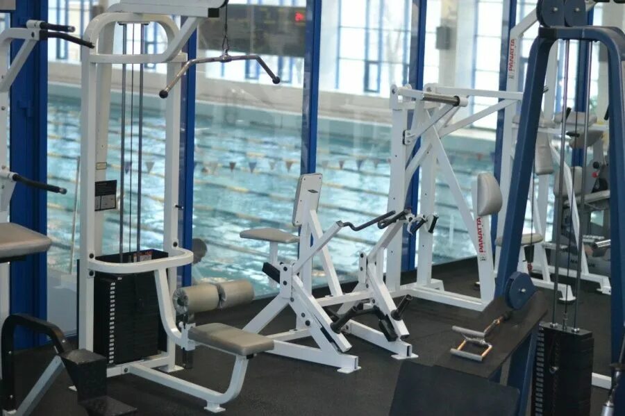 Спортзал набережные челны. Спорткомплекс клевер набережные челны. Тренажерный зал набережные. Атлантика на передовиков фитнес клуб сауна. Фитнес зал набережные челны.