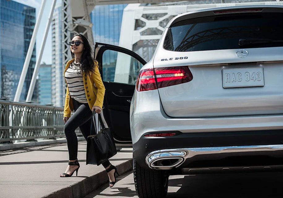 Девушка и мерседес s class. Подписка мер. Сервис мерседес. История компании мерседес. Подписка мер.