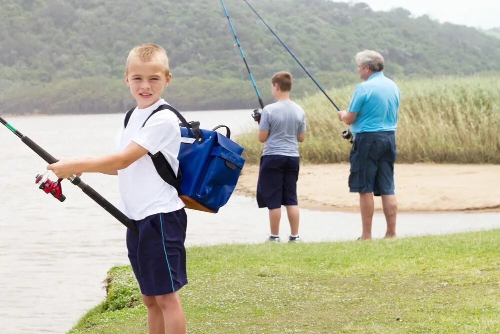 Ловят подростков. Happy little озер. Kids Fishing by the Lake. Рыбалка подросток студент. Три мальчика рыбачат фото.