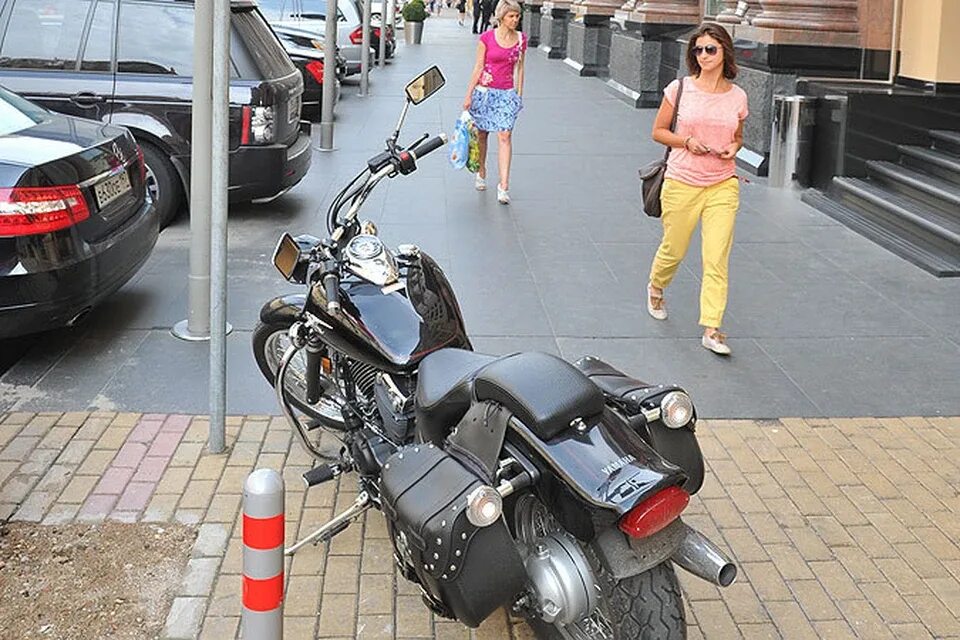 Где поставить мотоцикл. Парковка для мотоцикла. Стоянка мотоциклов. Мотоцикл на тротуаре. Припаркованный мотоцикл.