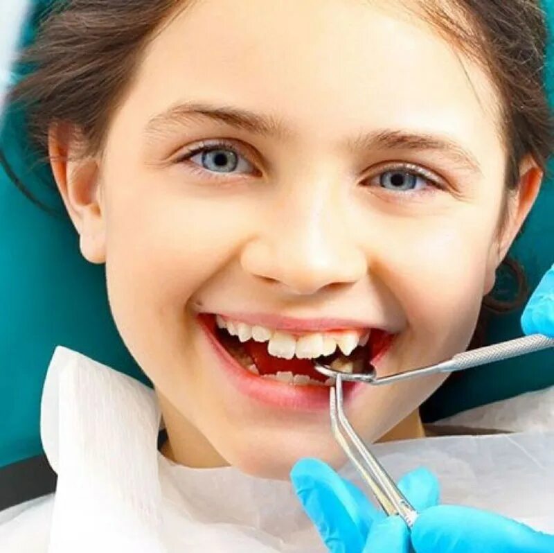 ребенок у ортодонта. детские и взрослые зубы. чистые зубы у детей. вырывания зуба у детей у стоматолога. вырывание молочного зуба.