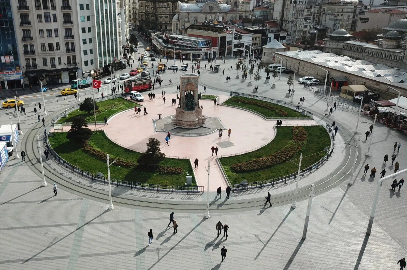 Таксимо район стамбула. Taksim Meydani Стамбула. Taksim Square Стамбул. Турция площадь Таксим. Центральная площадь Стамбула Таксим.