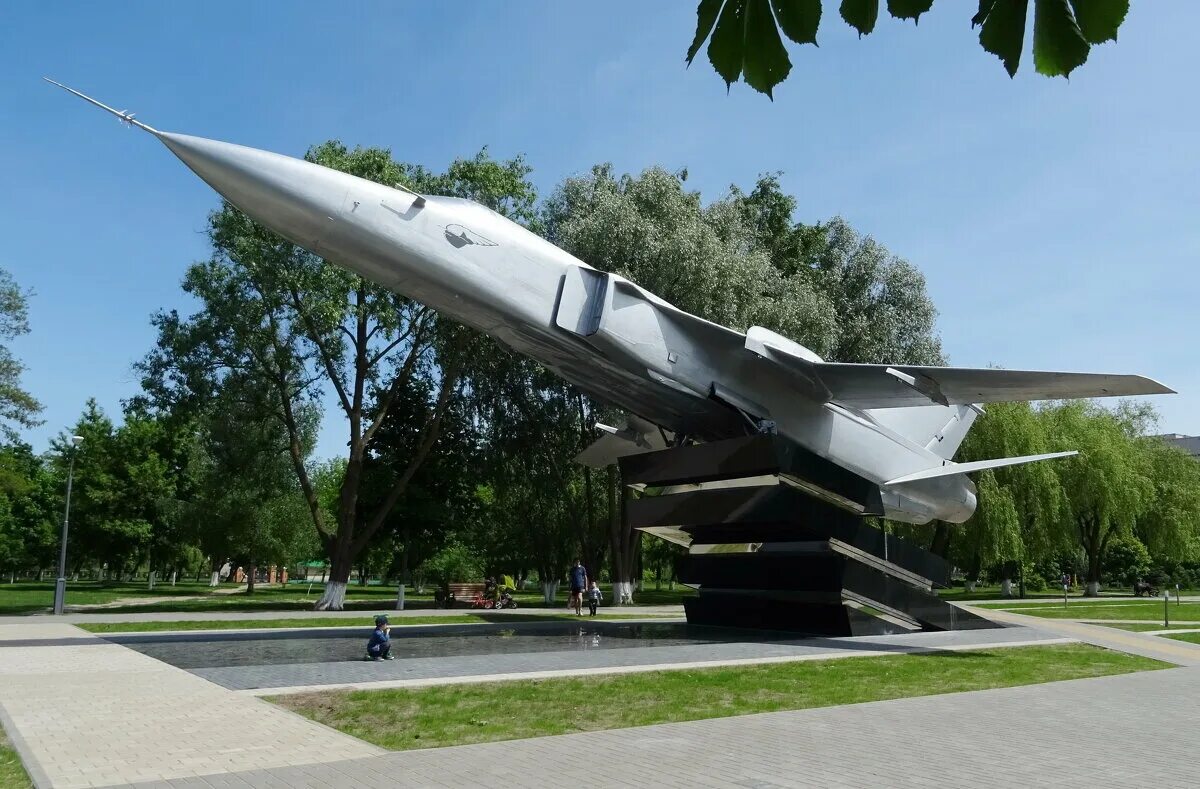 Купить гомель самолет. Су24 самолет памятник в Гомеле. Су-24 памятник. Монумент в Гомеле Су. Памятник самолет Су-24.