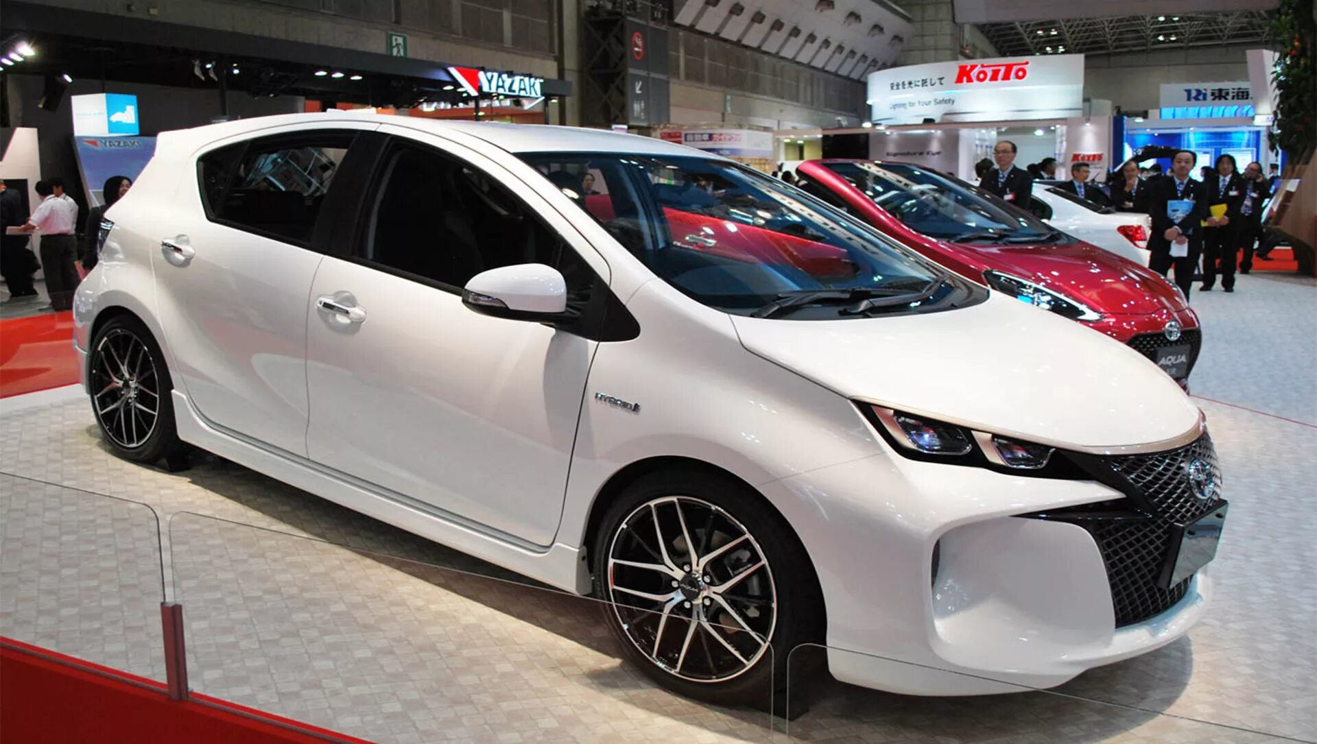 Тойота ярис японская. Toyota prius v plus 2015. Toyota prius hybrid. Японские автомобили гибрид. Тойота приус 2020.