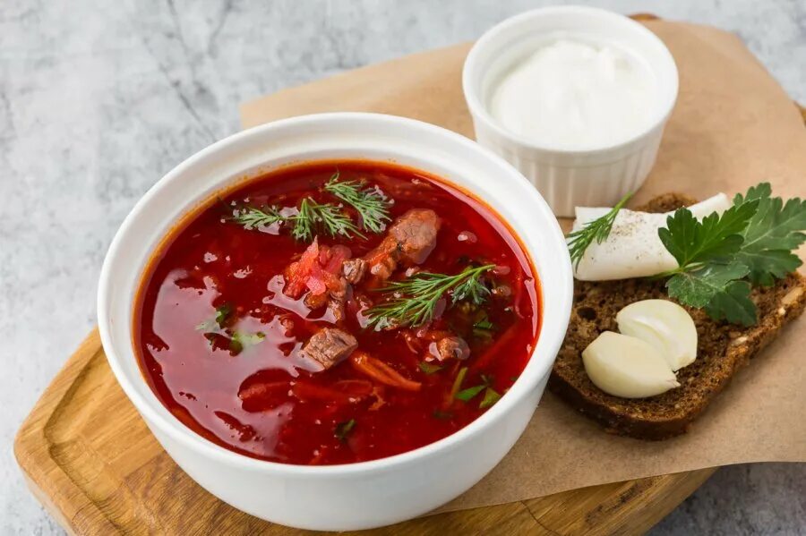 Борщ украинский с пампушками. Борщ украинский подают. Борщ с склом и помпушками. Борщ с салом и пампушками. Борщ украинский подают.