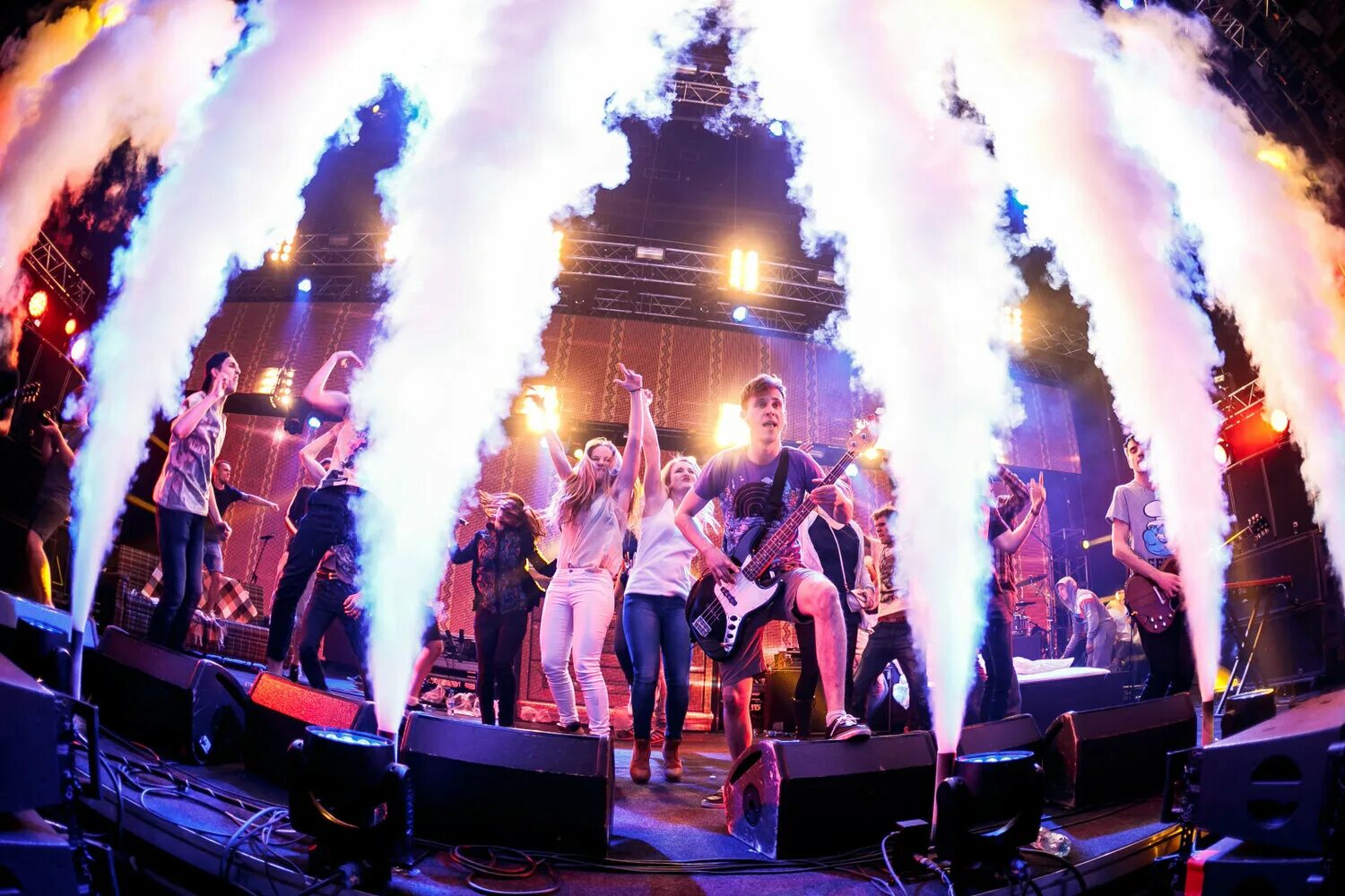 сценические эффекты на сцене. Led beam 12x12w rgbw moving head lighting. световые эффекты. световое оборудование для сцены light sky «mh-8857». пиротехника на сцене.