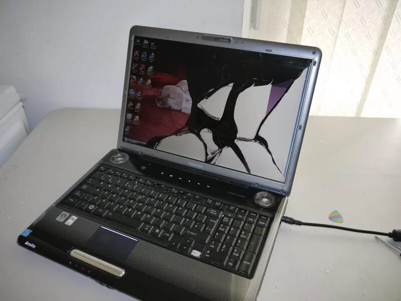 Разбил ноутбук. Разбитый ноутбук Делл. Сломанный ноутбук. Ноутбук сломался.