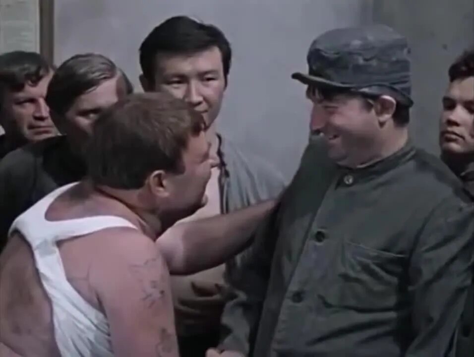 Сели на твое место. Извините вы заняли мое место. Место в жизни приколы. Гифки доцент джентльмены удачи. Сели на твое место.