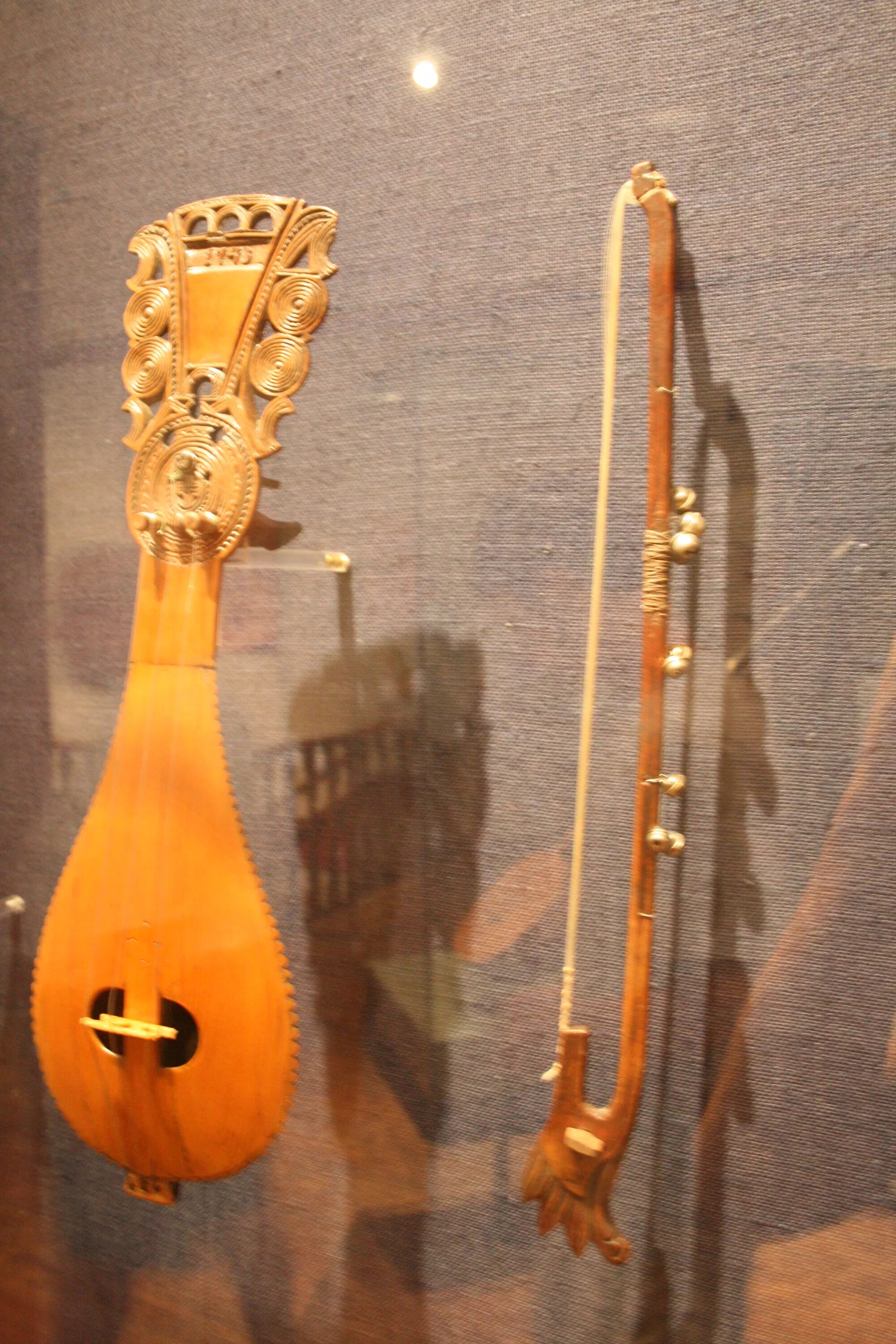 Немецкий струнный инструмент похожий