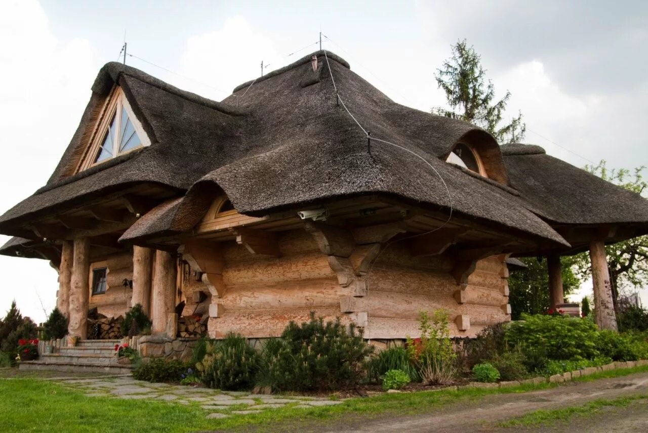 Жил был деревянный дом крыша. Кровля из Рогоза саманных домов. Домик с Камышовой крышей. Крыши деревянных домов. Необычные крыши домов.
