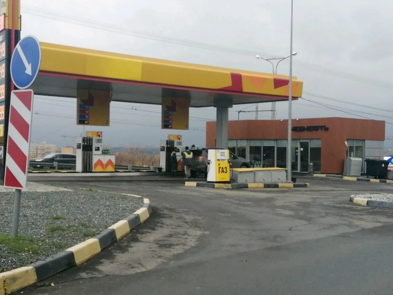 Татнефть чебоксары. Чебоксары лукойл азс на гладкова 13 а. Чебнефть чей. Автопорт новочебоксарск. Подкачка шин на заправке лукойл.